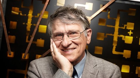 Nobelpreisträger Klaus von Klitzing vor einem Kunstwerk zum Quantum-Hall-Effekt