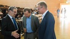 Physik-Nobelpreisträger Serge Haroche im Gespräch mit Bereichssprecher Prof. Kirschbaum und Physik-Dekan Prof. Roland Ketzmerick
