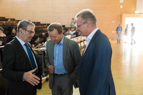 Physik-Nobelpreisträger Serge Haroche im Gespräch mit Bereichssprecher Prof. Kirschbaum und Physik-Dekan Prof. Roland Ketzmerick