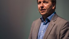 Bereichssprecher Prof. Clemens Kirschbaum führt in einer kurzen Rede in die Veranstaltung ein.