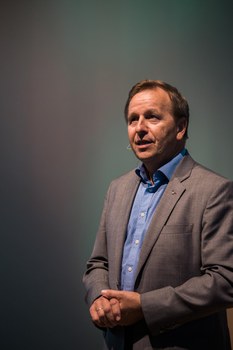 Bereichssprecher Prof. Clemens Kirschbaum führt in einer kurzen Rede in die Veranstaltung ein.