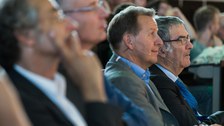 Bereichssprecher Prof. Clemens Kirschbaum und Nobelpreisträger Serge Haroche hören dem Grußwort des Prorektors für Forschung zu.
