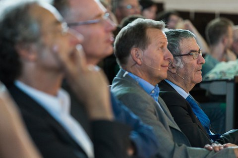 Bereichssprecher Prof. Clemens Kirschbaum und Nobelpreisträger Serge Haroche hören dem Grußwort des Prorektors für Forschung zu.