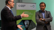 Nobelpreisträger Serge Haroche und Bereichssprecher Prof. Clemens Kirschbaum stehen abschließend auf der Bühne.