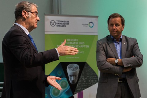 Nobelpreisträger Serge Haroche und Bereichssprecher Prof. Clemens Kirschbaum stehen abschließend auf der Bühne.