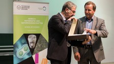 Breichssprecher Prof. Clemens Kirschbaum überreicht Prof. Serge Haroche ein Gastgeschenk.