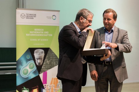 Breichssprecher Prof. Clemens Kirschbaum überreicht Prof. Serge Haroche ein Gastgeschenk.