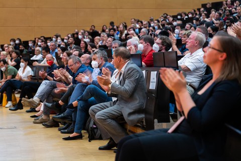 Das Publikum applaudiert.