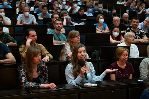 Eine Teilnehmerin aus dem Publikum stellt eine Frage.