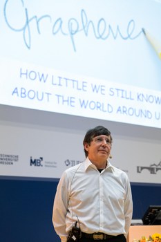 Andre Geim schaut ins Publikum.