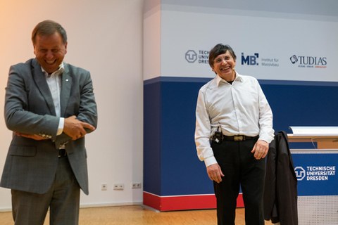 Clemens Kirschbaum und Andre Geim. Beide lachen.