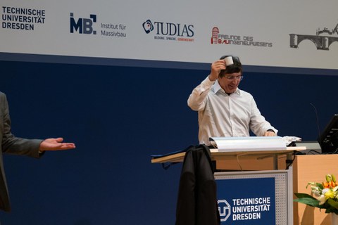 Andre Geim hält eine Espresso-Tasse in der Hand.