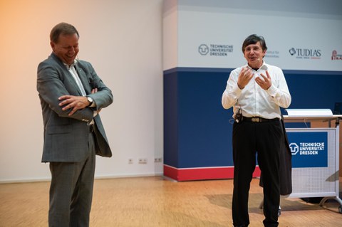 Clemens Kirschbaum lacht, während Andre Geim erklärt.