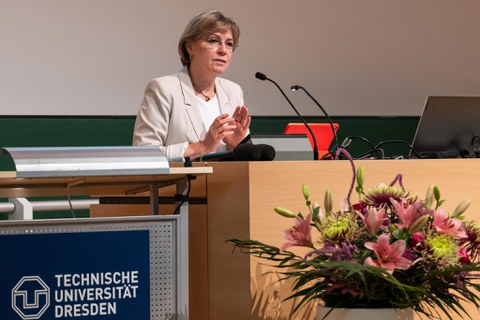 Frau spricht am Pult