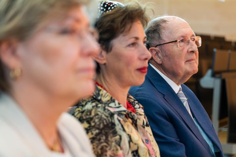3 Personen in der Bankreihe
