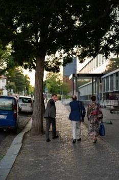 3 Personen laufen vom Fotograffen weg