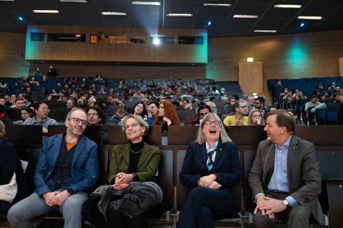 Sitzen in der ersten Reihe im Hörsal: Stefan Kaiser, Ursula M. Staudinger, Donna Strickland und Clemens Kirschbaum.