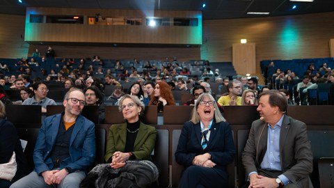 Sitzen in der ersten Reihe im Hörsal: Stefan Kaiser, Ursula M. Staudinger, Donna Strickland und Clemens Kirschbaum.