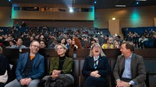 Sitzen in der ersten Reihe im Hörsal: Stefan Kaiser, Ursula M. Staudinger, Donna Strickland und Clemens Kirschbaum.