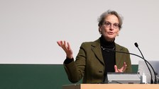 Ursula M. Staudinger spricht am Pult des Audimax.