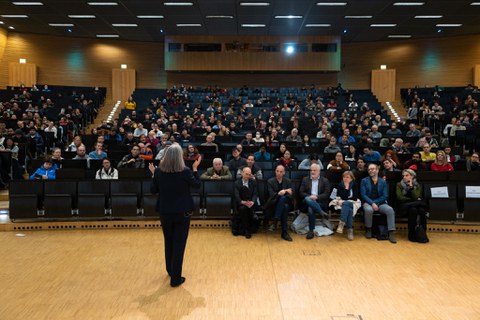 Donna Strickland steht vor Publikum im Audimax der TU Dresden.