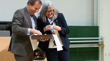 Donna Strickland und Clemens Kirschbaum schauen in eine Box. 