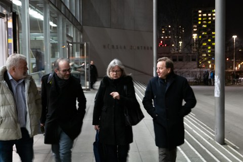 Vor dem Hörsaalzentrum der TU Dresden gehen Donna Strickland mit Clemens Kirschbaum und Stefan Kaiser.