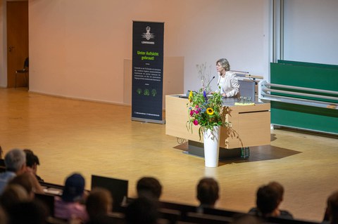 Prof. Dr. Angela Rösen-Wolff begrüßt die Nobelpreisträgerin
