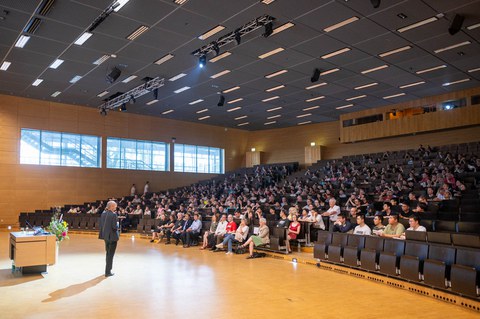 Prof. Dr. Carsten Timm vor dem vollen Audimax der TU Dresden