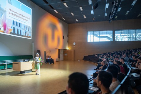 Nobelpreisträgerin für Physik Anne L’Huillier am Anfang ihres Vortrags