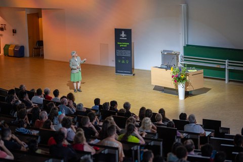 Anne L’Huillier zeigt auf ihre Folien 