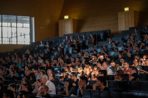 Publikum hört der Vortragenden zu