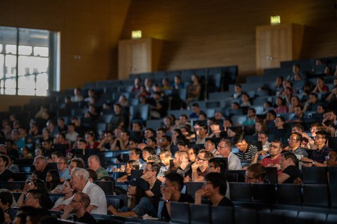 Publikum hört der Vortragenden zu