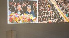 Ein Bild der Präsentation. Es sind Bilder der Nobelpreisverleihung zu sehen.