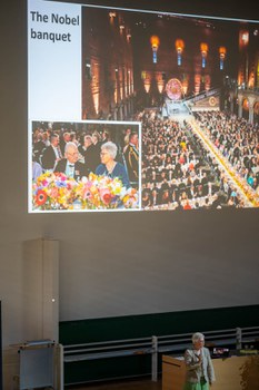 Ein Bild der Präsentation. Es sind Bilder der Nobelpreisverleihung zu sehen.