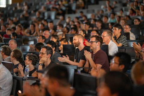 Nach dem Vortrag klatscht das Publikum