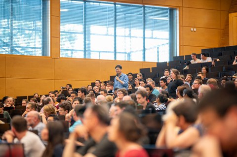 Ein junger Mann stellt der Nobelpreisträgerin Anne L´Hulillier eine Frage