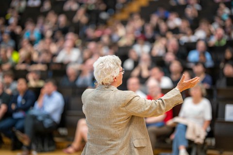 Physik Nobelpreisträgerin Anne L’Huillier von hinten vor dem Publikum