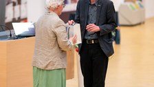 Anne L’Huillier bekommt von Prof. Dr. Carsten Timm ein Geschenk überreicht 