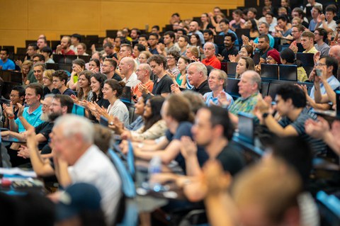 Das Publikum klatscht