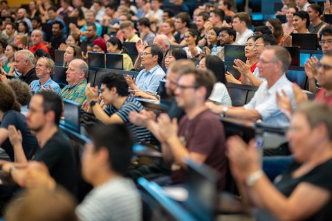 Das Publikum klatscht