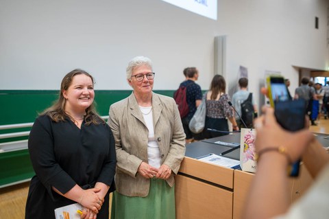Physik Nobelpreisträgerin Anne L’Huillier posiert mit Studentin Juliane Wäntig für ein Bild