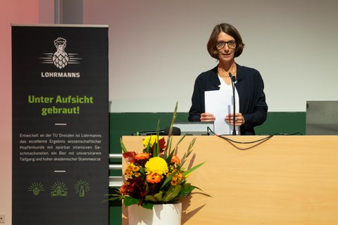 Prof. Dr. Roswitha Böhm steht am Pult des HSZ vor einem "Lohrmanns" Banner