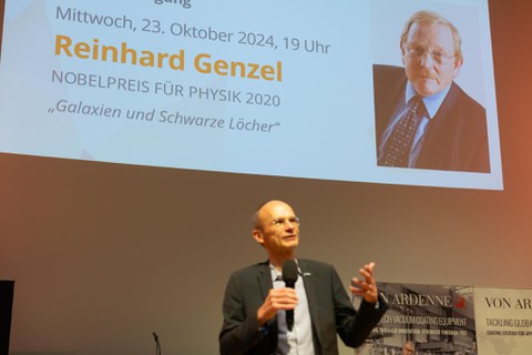 Prof. Dr. Carsten Timm stellt den Nobelpreisträger Reinhard Genzel vor
