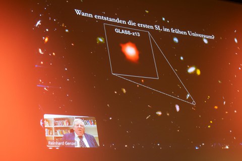 Reinhard Genzel und seine Powerpoint auf der die Frage geklärt wird, wann die ersten Schwarzen Löcher im frühen Universum entstanden sind.