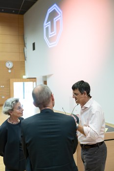 Physik Nobelpreisträger Didier Queloz mit Prof. Dr. Carsten Timm und Prof. Dr. Ursula M. Staudinger im Gespräch