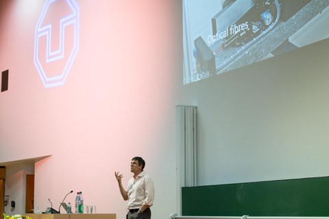 Physik Nobelpreisträger Didier Queloz während seines Vortrags