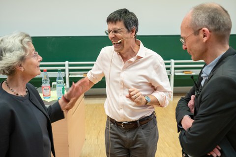 Vor dem Vortrag. Prof. Didier Queloz im Gespräch mit Prof. Dr. Ursula M. Staudinger und Prof. Dr. Carsten Timm. Nobelpreisträger Didier Queloz lacht
