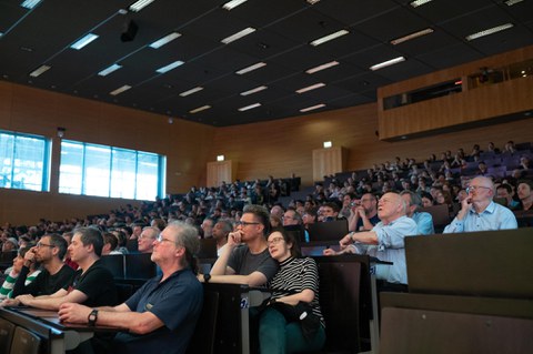 Die gefüllten Reihen des Audimax der TU Dresden beim Nobelpreisträger Vortrag von Didier Queloz