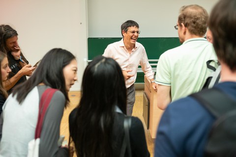 Physik Nobelpreisträger Didier Queloz im Gespräch mit Studierenden und anderen Vortrag Teilnehmenden